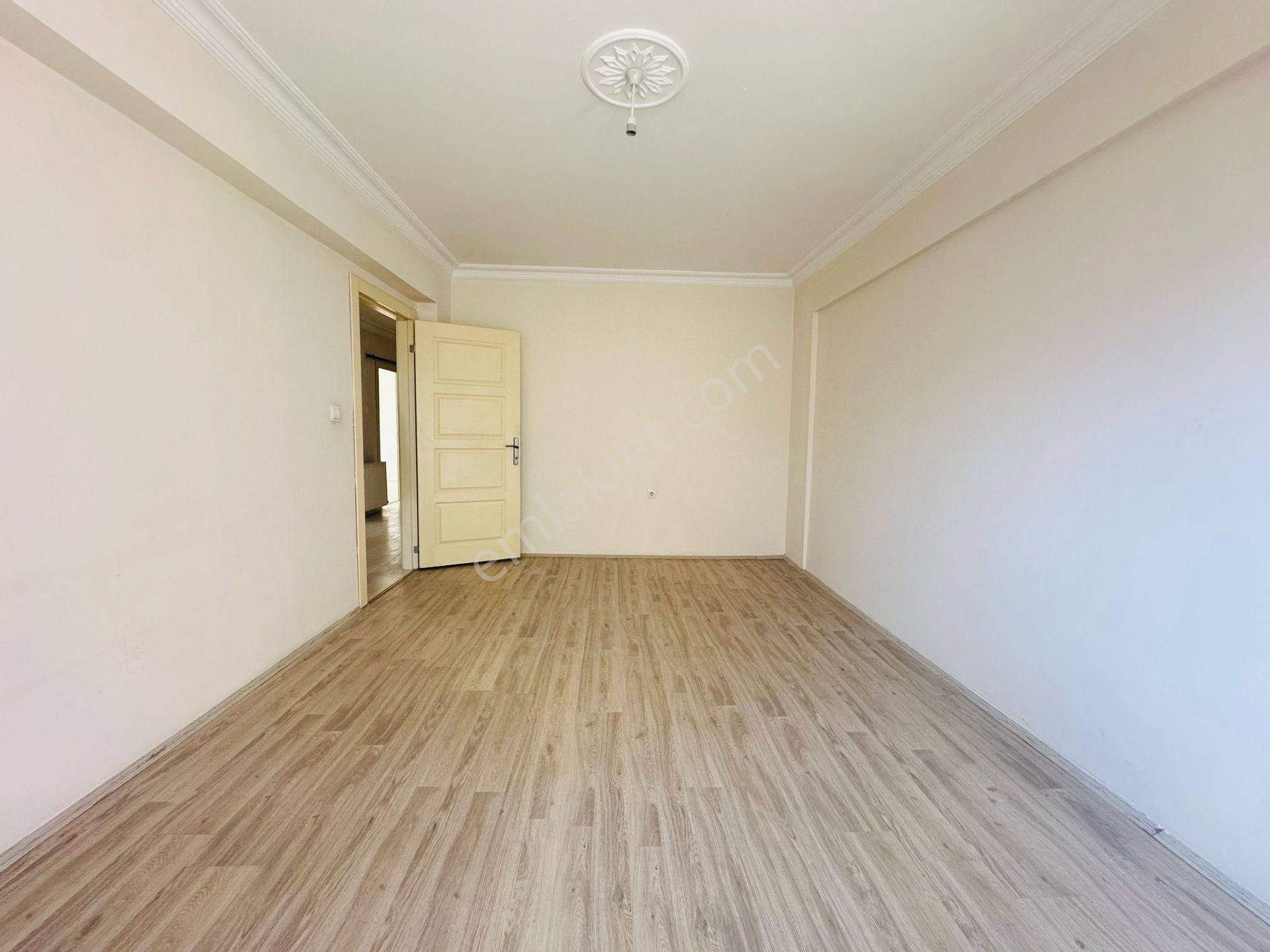 Beşikkaya'da Asansörlü 130 M2 Çift Balkonlu 3+1 Ara Kat Satılık Daire !! - Görsel 12