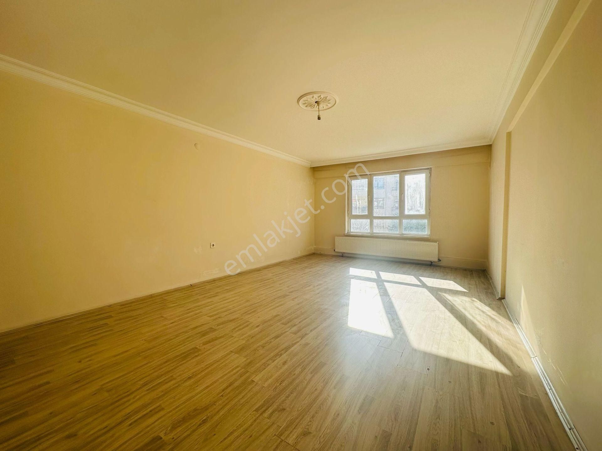 Beşikkaya'da Asansörlü 130 M2 Çift Balkonlu 3+1 Ara Kat Satılık Daire !! - Görsel 2