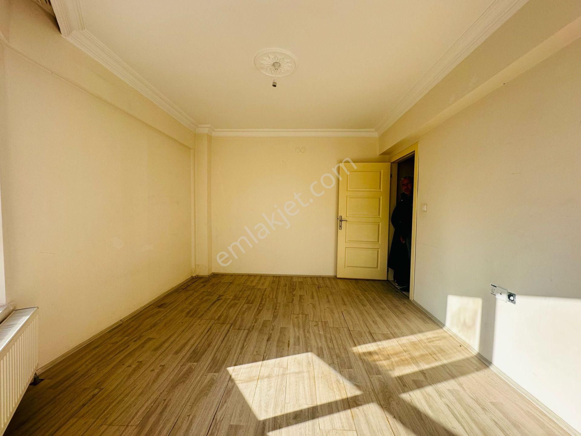 Beşikkaya'da Asansörlü 130 M2 Çift Balkonlu 3+1 Ara Kat Satılık Daire !! - Görsel 10