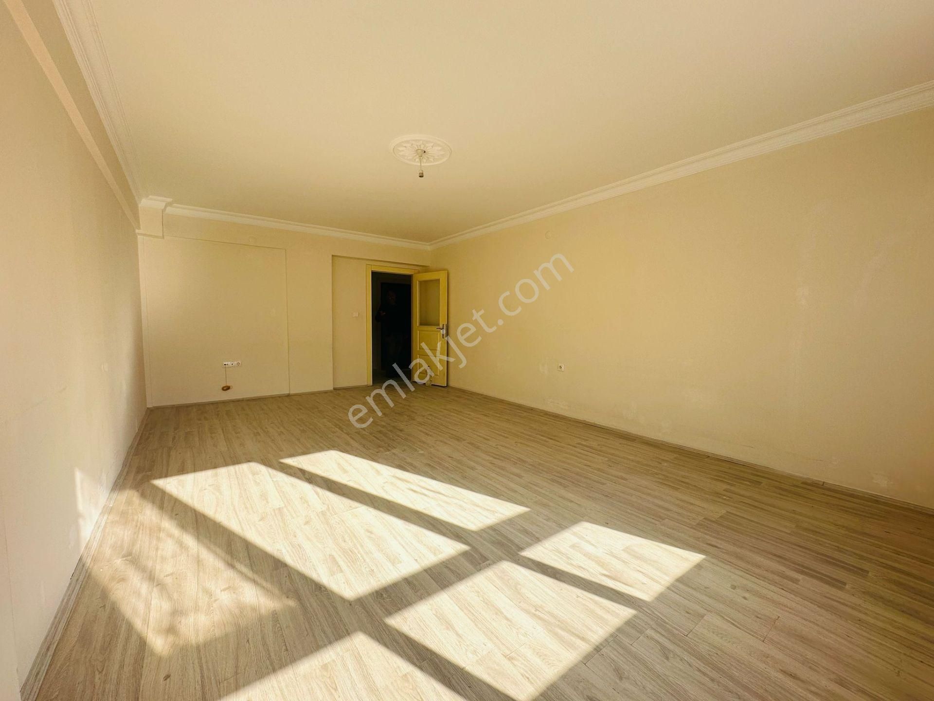 Beşikkaya'da Asansörlü 130 M2 Çift Balkonlu 3+1 Ara Kat Satılık Daire !! - Görsel 3