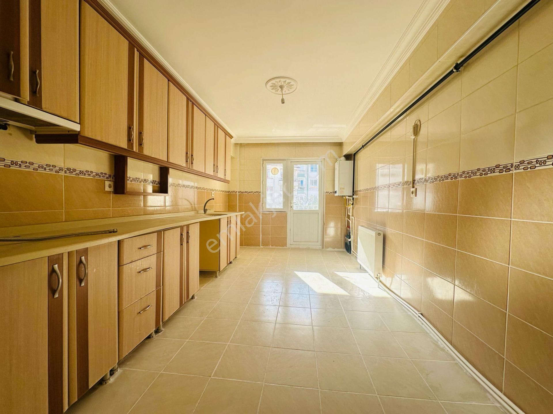 Beşikkaya'da Asansörlü 130 M2 Çift Balkonlu 3+1 Ara Kat Satılık Daire !! - Görsel 6