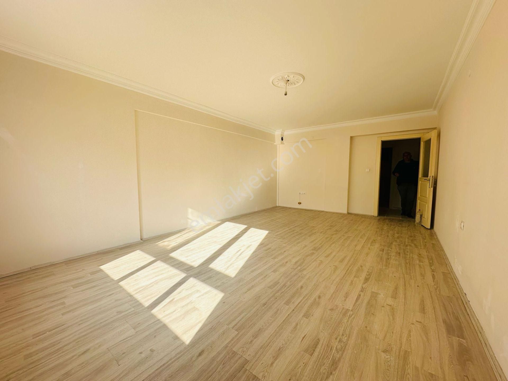 Beşikkaya'da Asansörlü 130 M2 Çift Balkonlu 3+1 Ara Kat Satılık Daire !! - Görsel 4