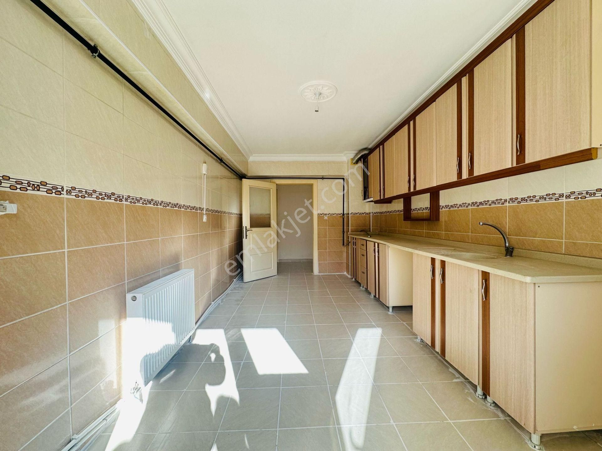 Beşikkaya'da Asansörlü 130 M2 Çift Balkonlu 3+1 Ara Kat Satılık Daire !! - Görsel 8