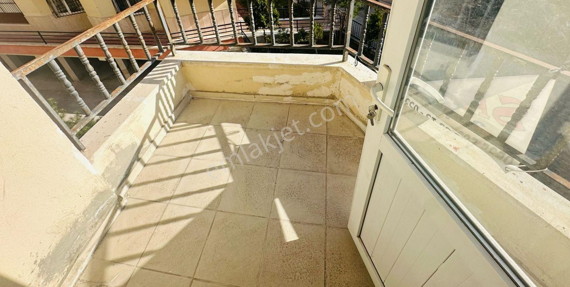 Beşikkaya'da Asansörlü 130 M2 Çift Balkonlu 3+1 Ara Kat Satılık Daire !! - Görsel 22