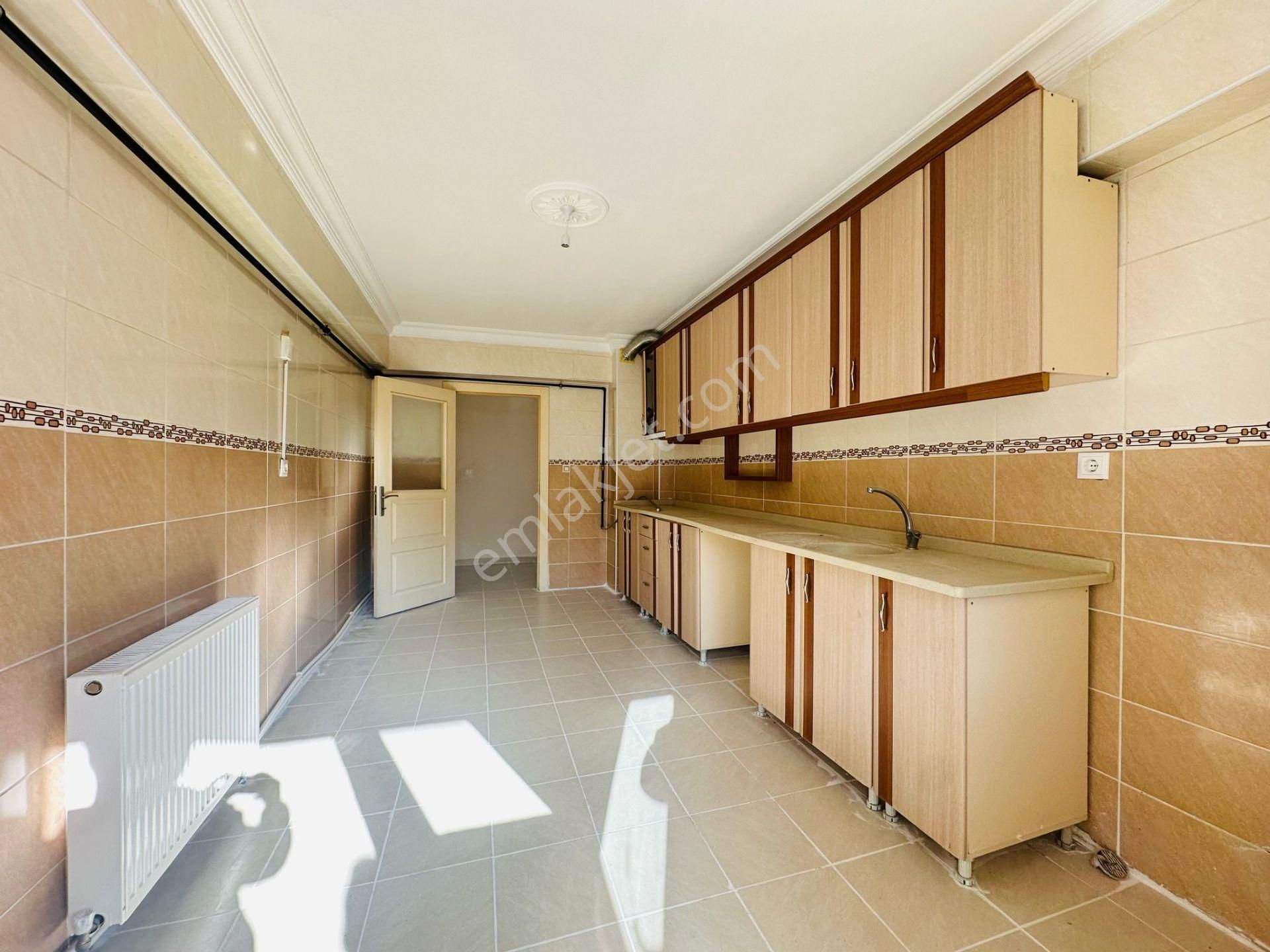 Beşikkaya'da Asansörlü 130 M2 Çift Balkonlu 3+1 Ara Kat Satılık Daire !! - Görsel 7