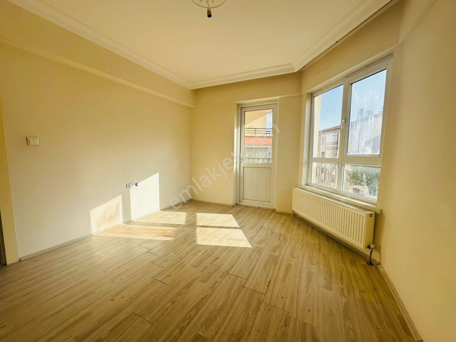 Beşikkaya'da Asansörlü 130 M2 Çift Balkonlu 3+1 Ara Kat Satılık Daire !! - Görsel 14