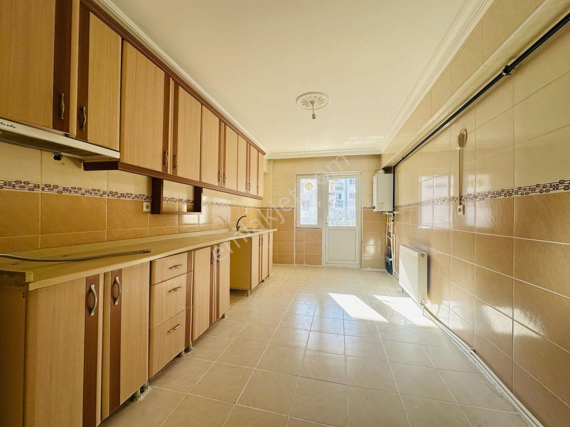 Beşikkaya'da Asansörlü 130 M2 Çift Balkonlu 3+1 Ara Kat Satılık Daire !! - Görsel 5