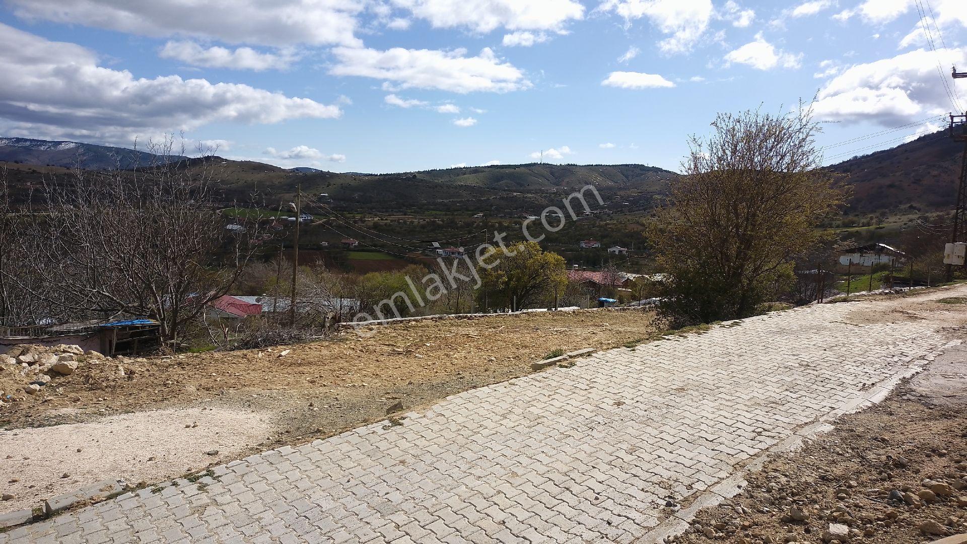 Hankendi Gözpınarda Satlık Etrafı Taş Duvar Çevrili 300m2 Köy Arsası