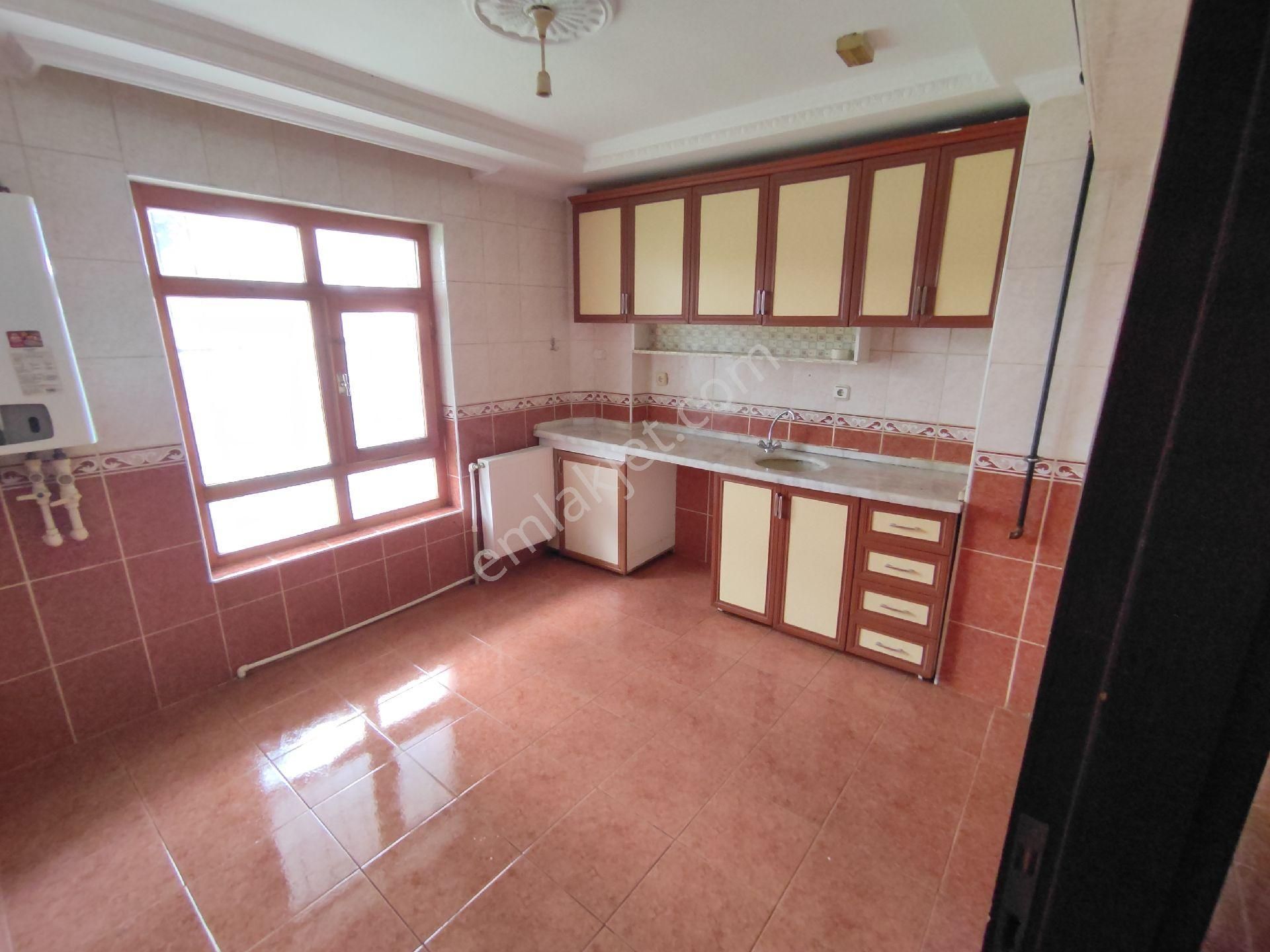 Hilal Emlaktan Karapürçekte 2+1 100 M2 Kullanımlı Satılık Daire