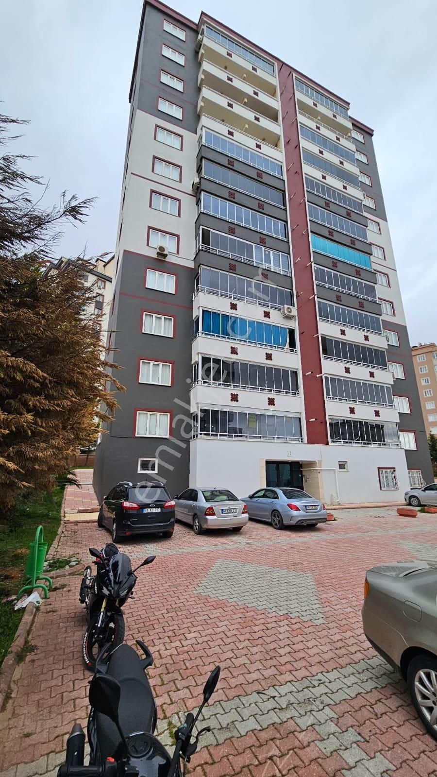 Yirmikigün Mahallesi Ana Cadde Altı Satılık 4+1