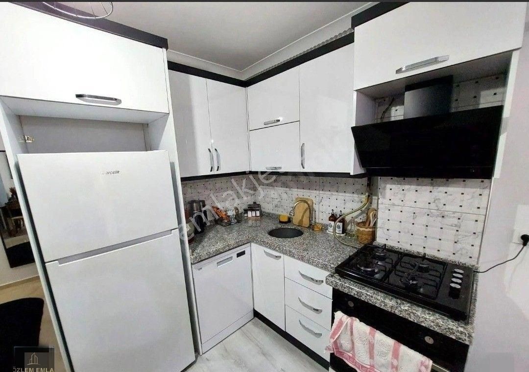 Bandırma Özlem Gayrimenkulden 17 Eylül Mahallesinde 1+1 3 Yaşında Satılık Daire