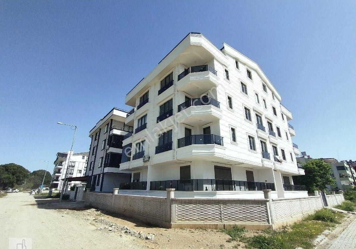 Akçay Altınkum Bölgesinde Denize 1 Km Mesafede Doğalgazlı Kapalı Otoparklı Asansörlü Sıfır 1+1 Daire