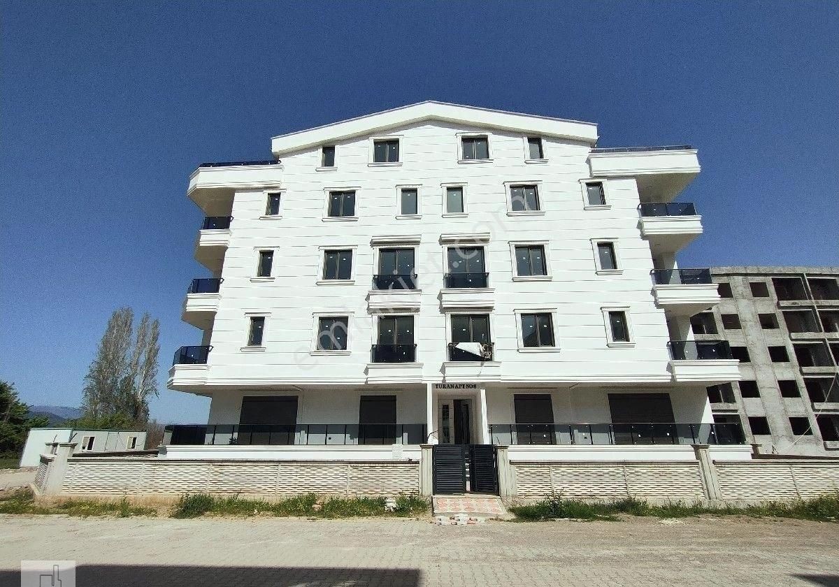 Akçay Altınkum Bölgesinde Denize 1 Km Mesafede Kapalı Otoparklı Asansörlü 3+1 2 Banyolu Uygun Daire