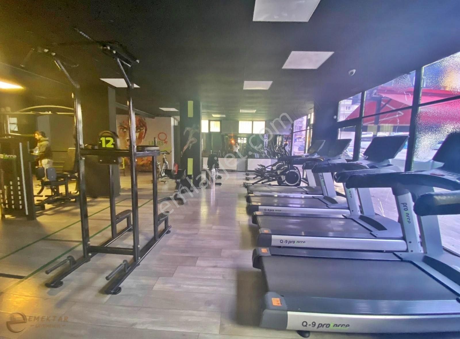 Akdere'de Ana Caddeye Cepheli Acil Satılık 360m Takasa Açık