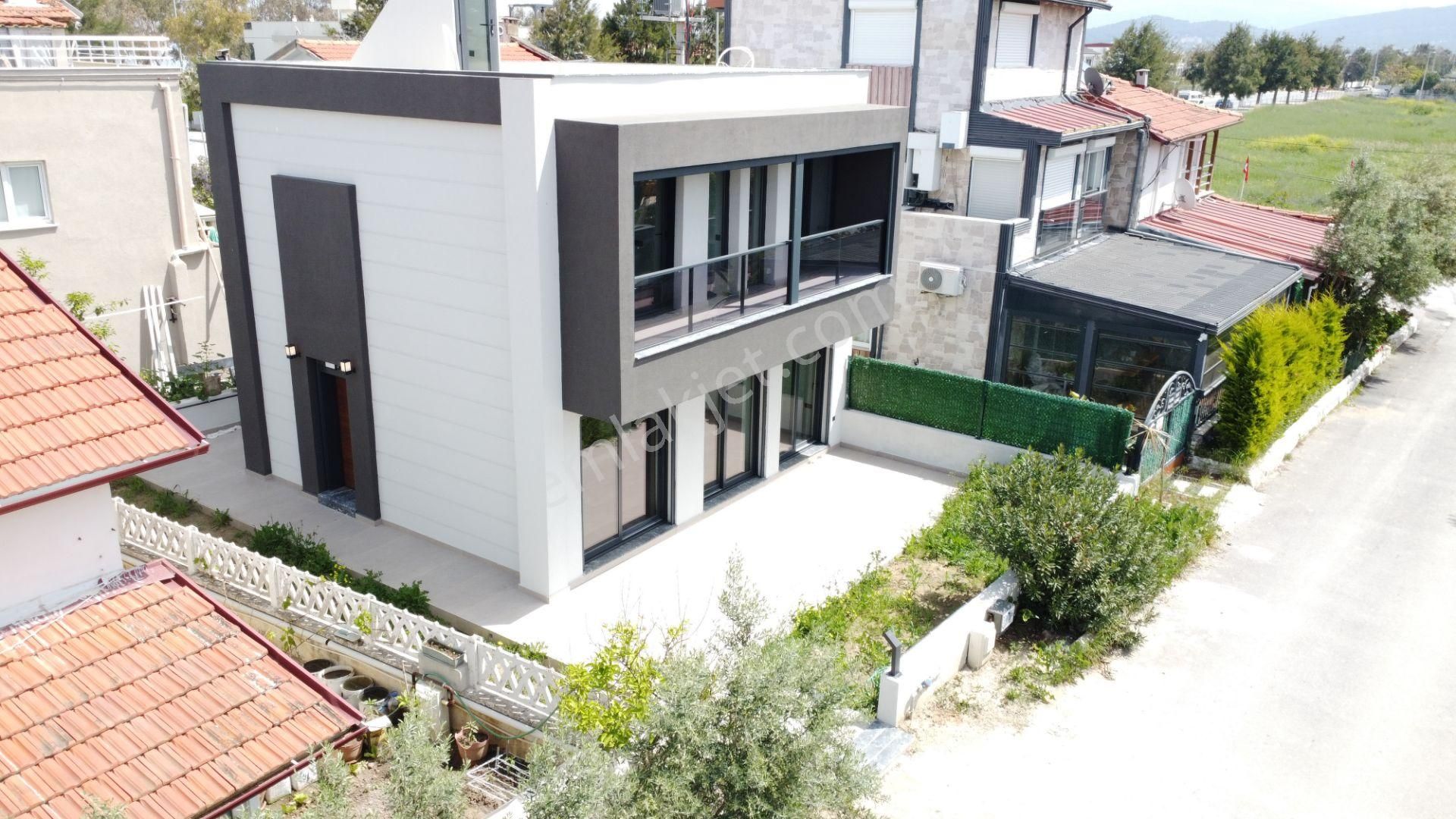 Kum Plajına Yürüme Mesafesinde Tam Müstakil Renove Edilmiş Villa