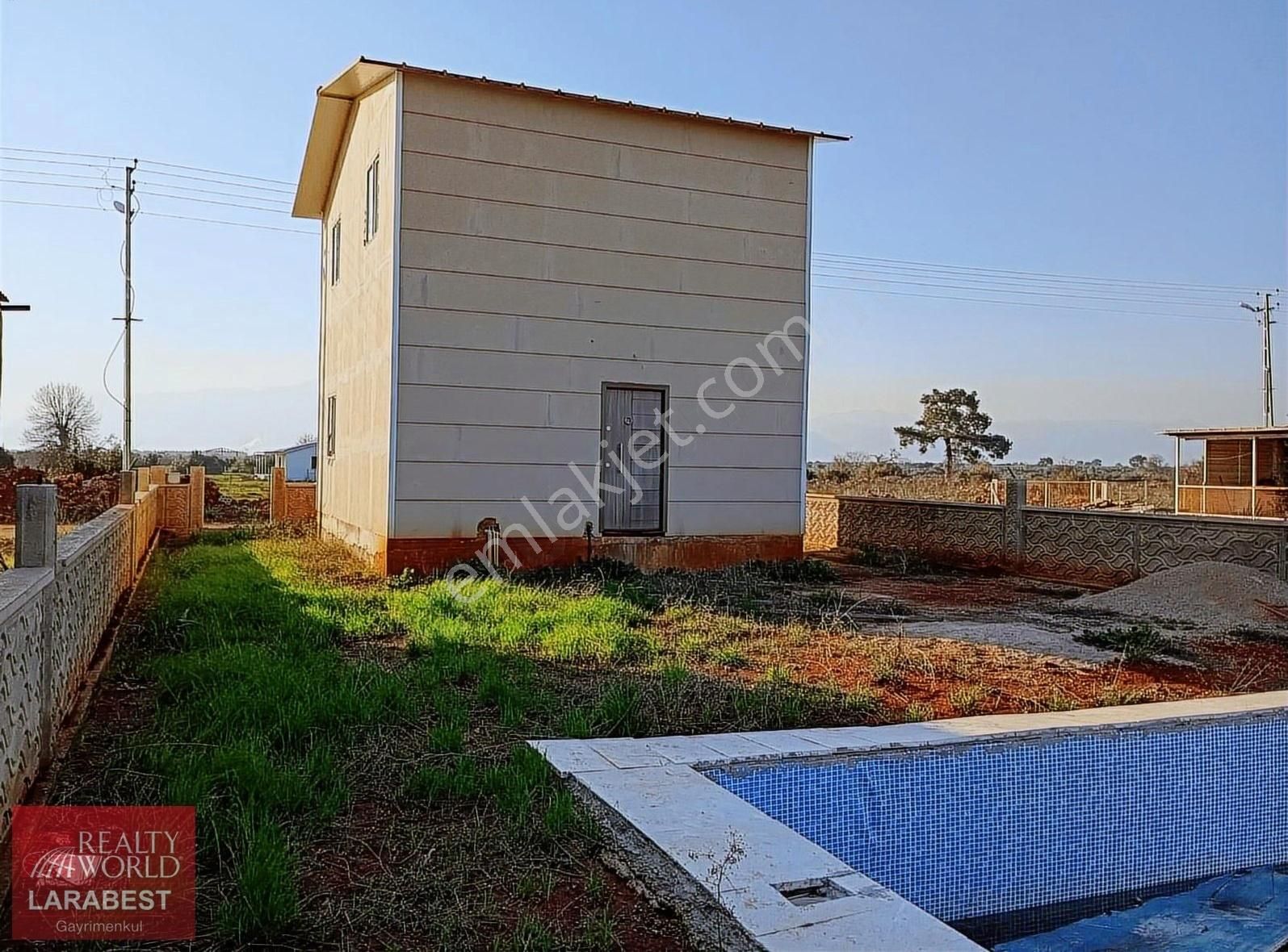 Kirişçilerde 327 M2 İmarlı Arsa Ve 2 Katlı Havuzlu Ev