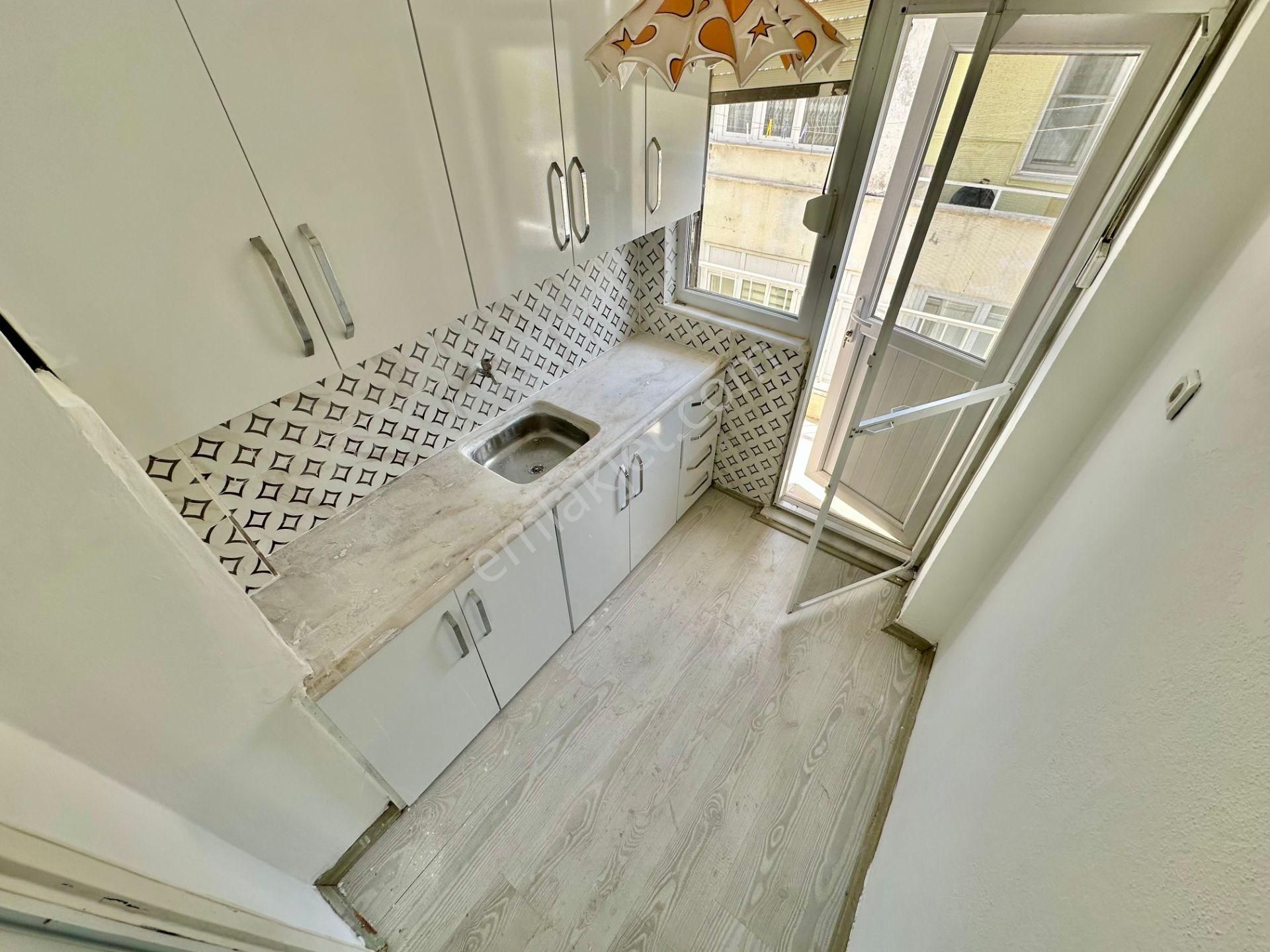 ⭐akçay Ay Emlak'tan⭐merkezde Ön Cephe Denize Sadece 150 Metre Satılık 2+1 Masrafsız Daire