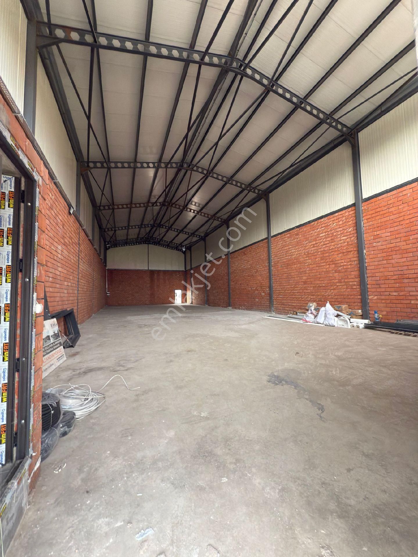Manisa Turgutlu Eski Yol Üzerinde 400m2 Kiralık Depolar