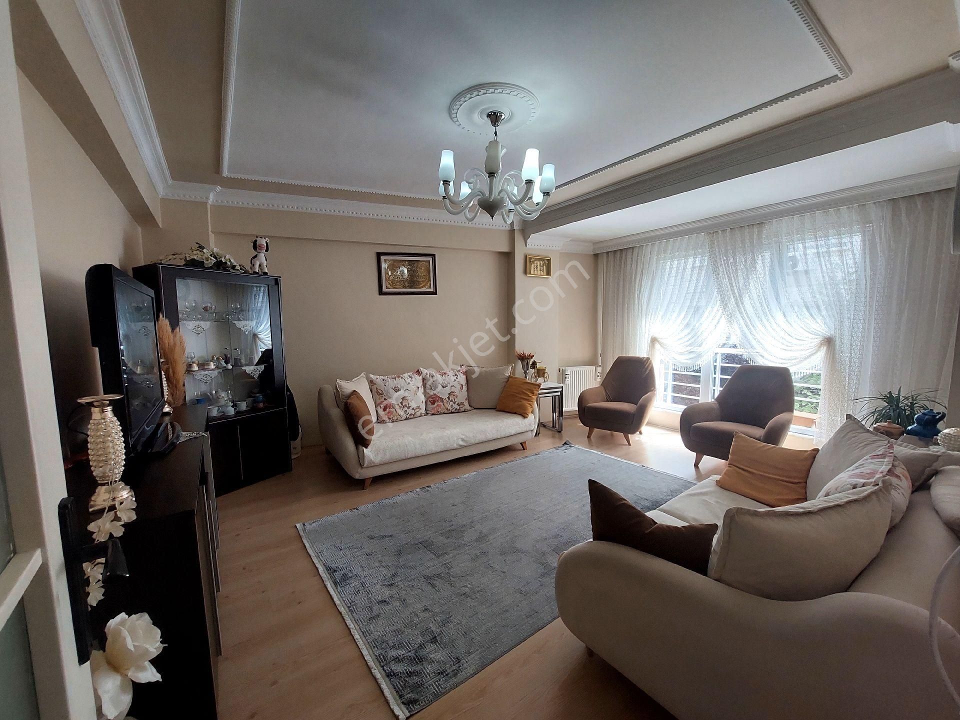 Gaziosmanpaşa Küçükköy De Satılık Daire Birinci Kat 3+1 135 M2