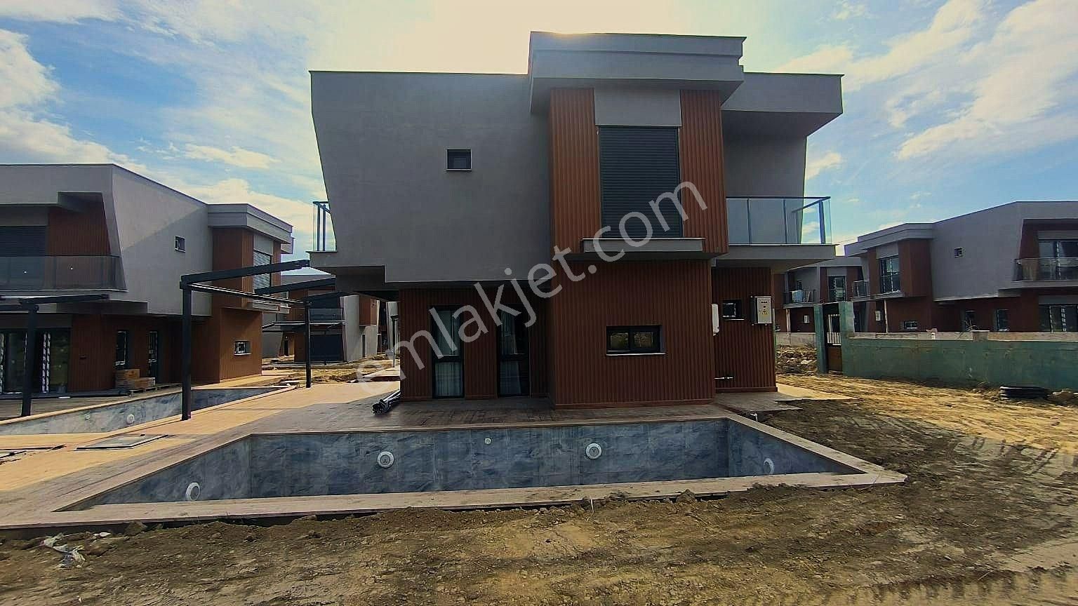 Davutlarda Denize 800m Satılık Tek Müstakil Villa