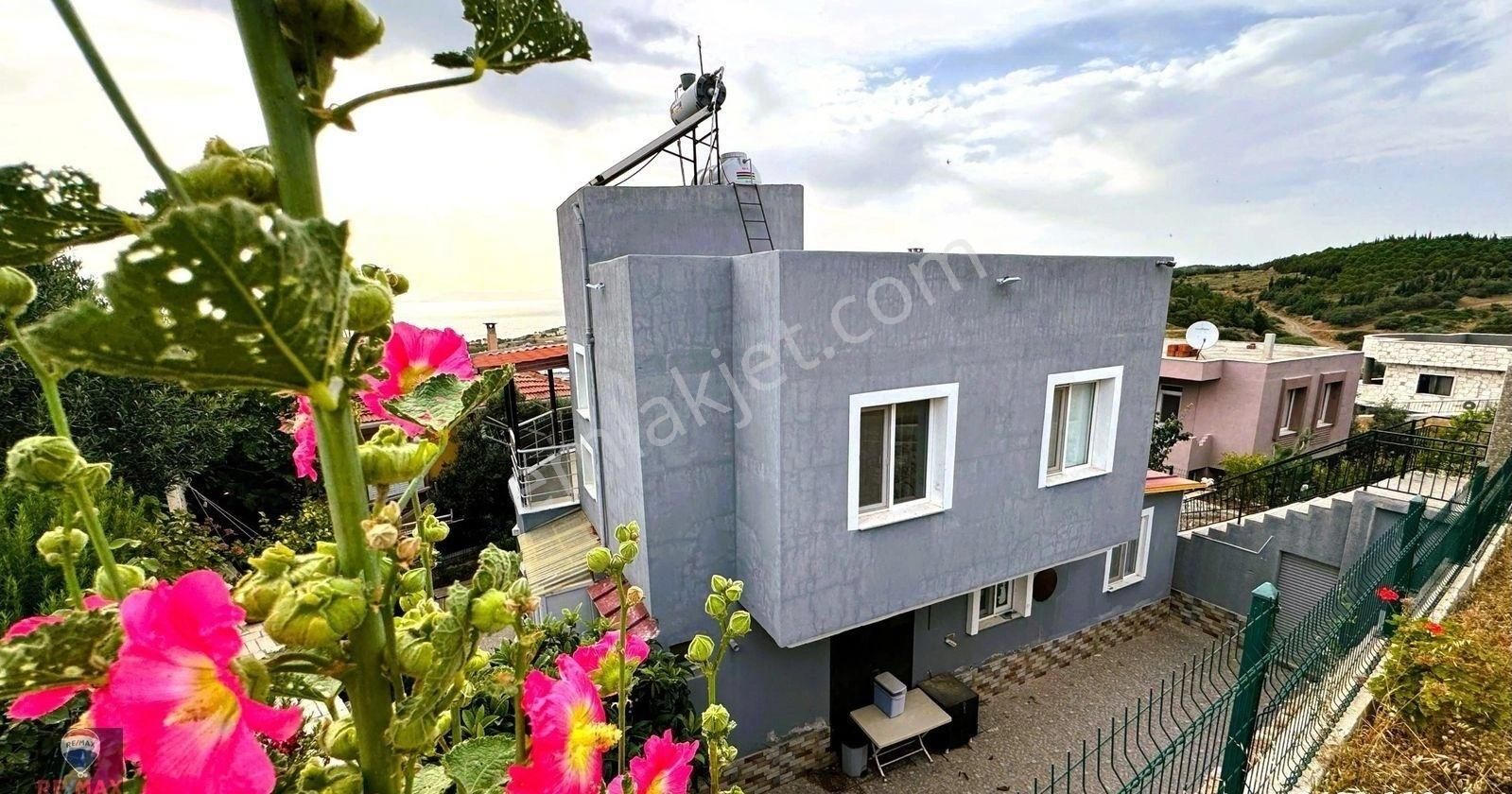 Ömür Beldesi Efes 7 Sitesinde Deniz Manzaralı Bahçeli 4+1 Villa