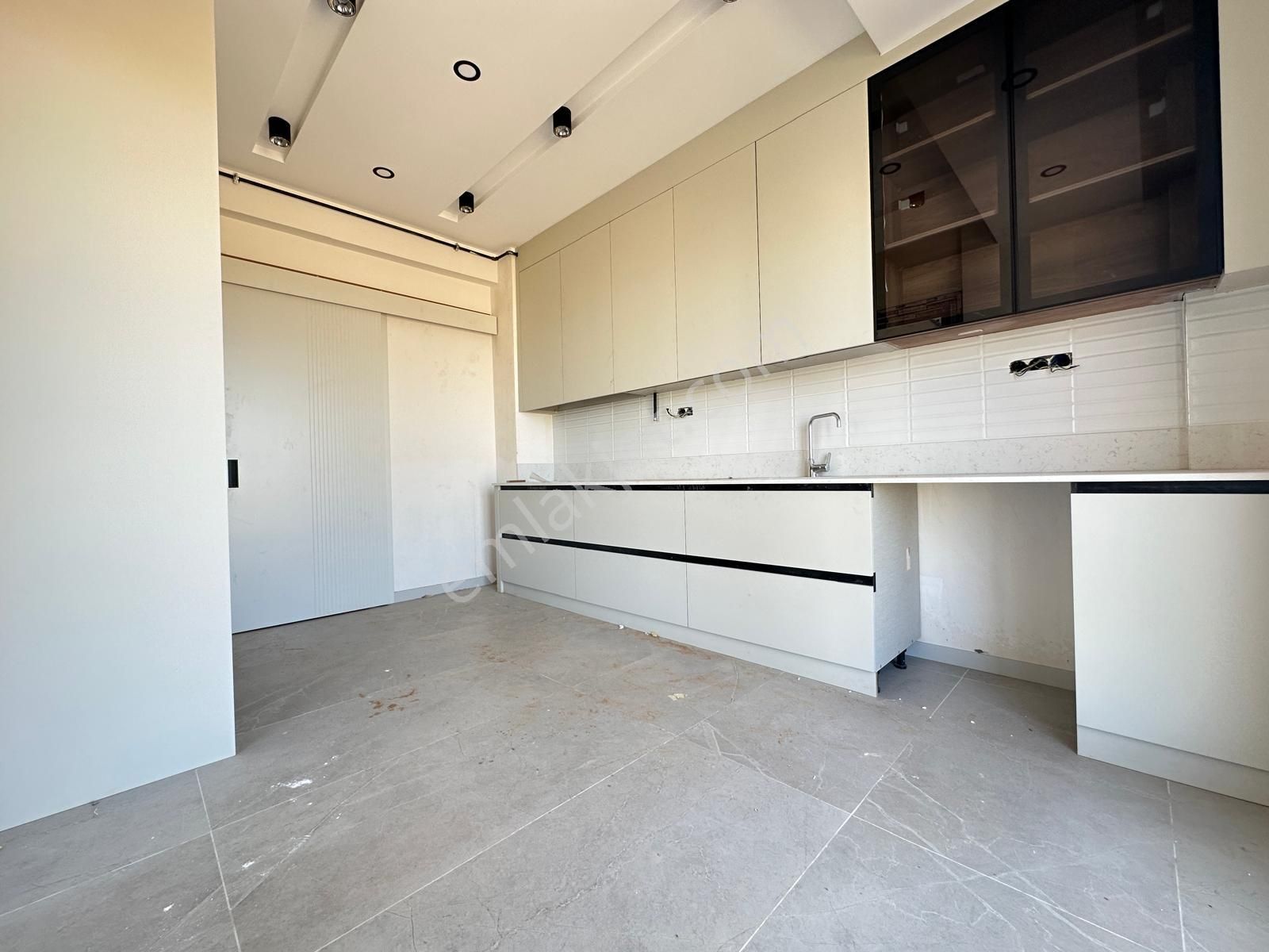 Demirler'den Yenişafakta E.banyo+giyinme Ve Çamaşır Odalı Lüks 2+1daireler