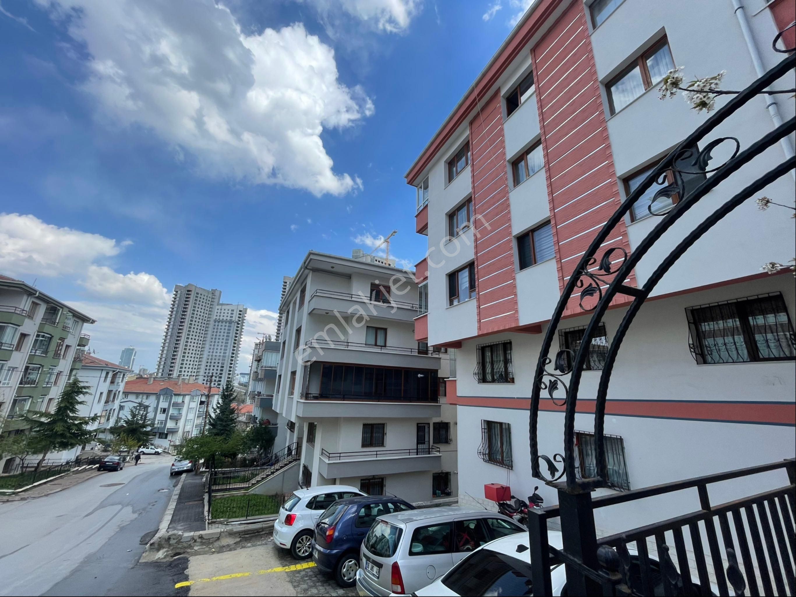Reşadiye’den Dikmen İlker Mah. İlker Cad’sine Çok Yakın 2+1 Yapılı Daire