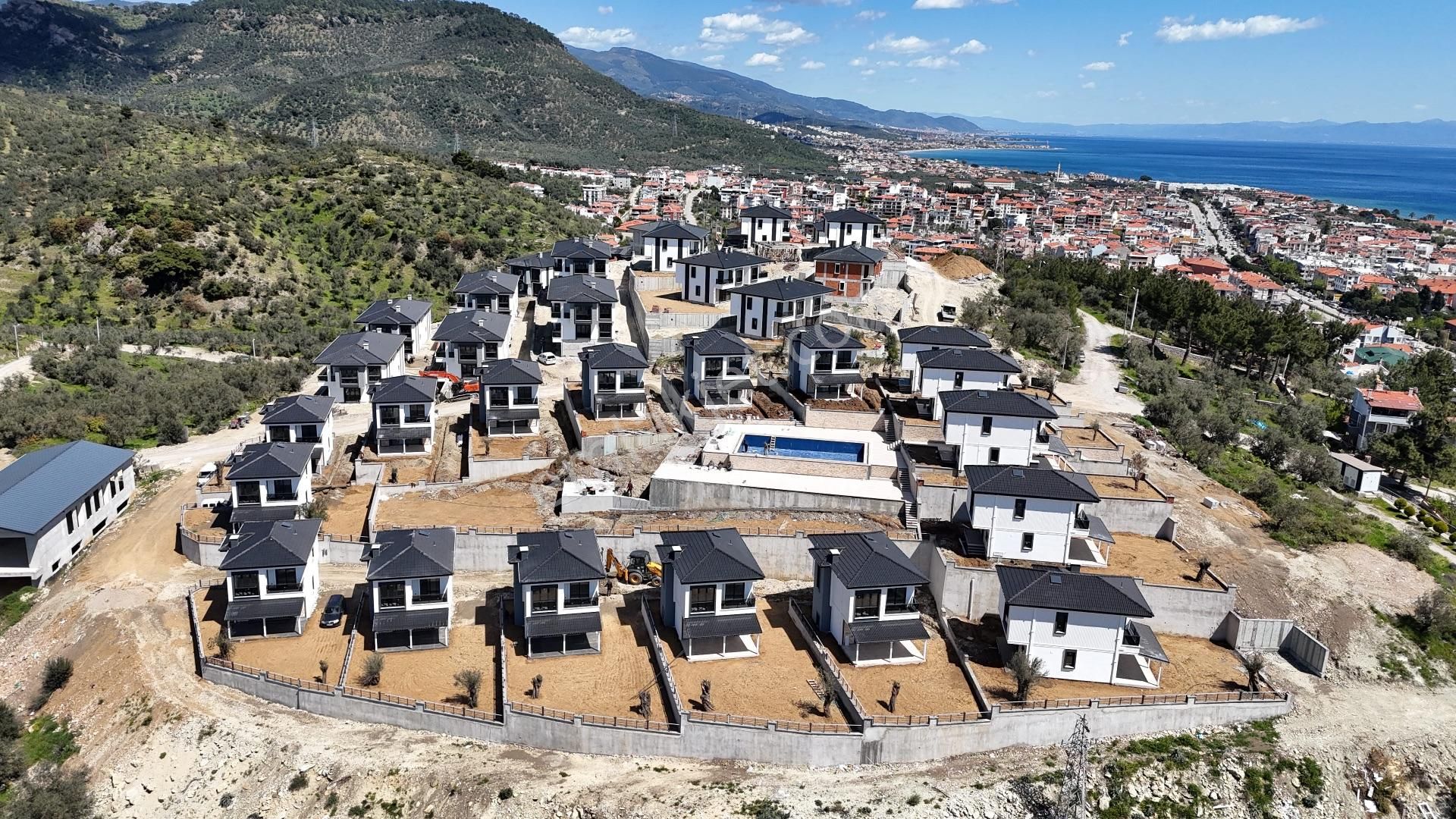 Küçükkuyu'da Ful Deniz Manzaralı Havuzlu Villa - Görsel 2