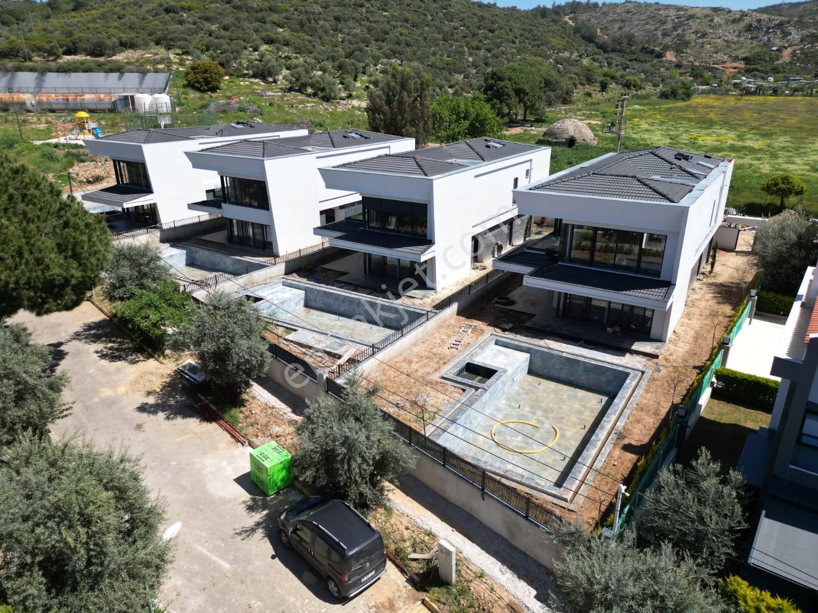 Butik Bir Sıte Icerisinde-özel Havuz-otopark-bahçe-merkezi-ultra Lüx-450 M2-tamamı Müstakil
