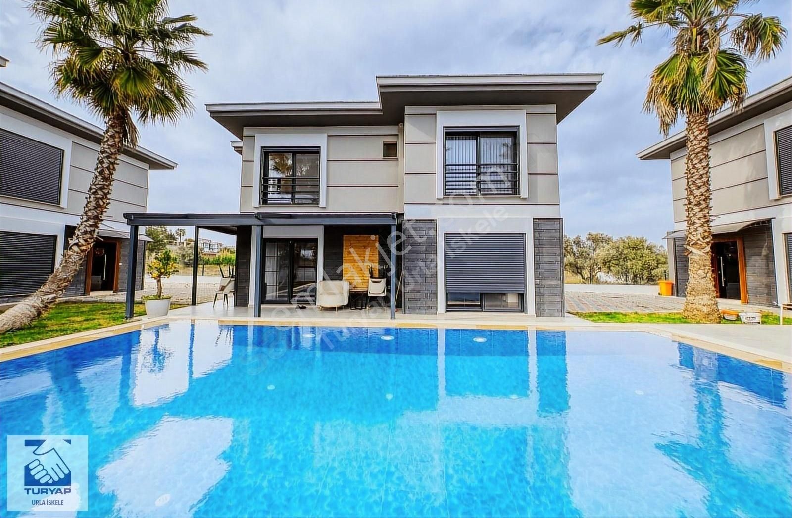 Acil Satılık Site İçersinde Havuzlu Tam Müstakil Villa