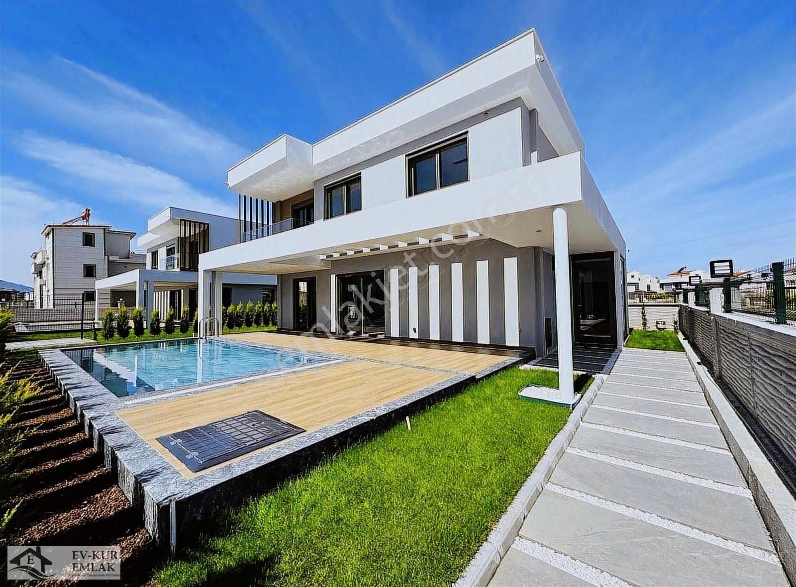 Kuşadası Güzelçamlı'da Plaja 500mt Müstakil Havuzlu 3+1 Villa