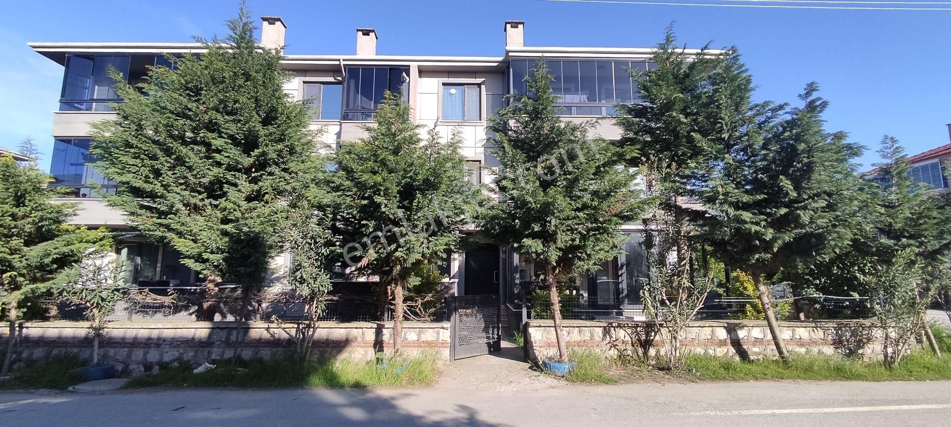 Karasu Merkezde Müstakil Bahçeli Eşyalı 3+1 Bandında 2+1 Daire