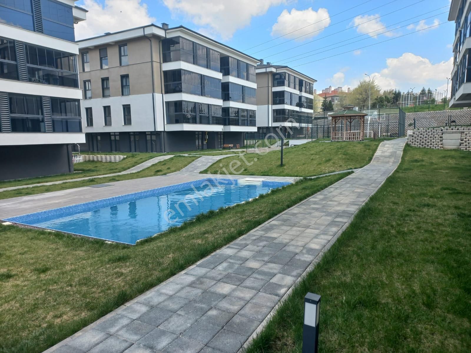 Yenişehir Konaklarında Havuzlu Site İçerisinde Çocuk Parklı 2+1 Daire