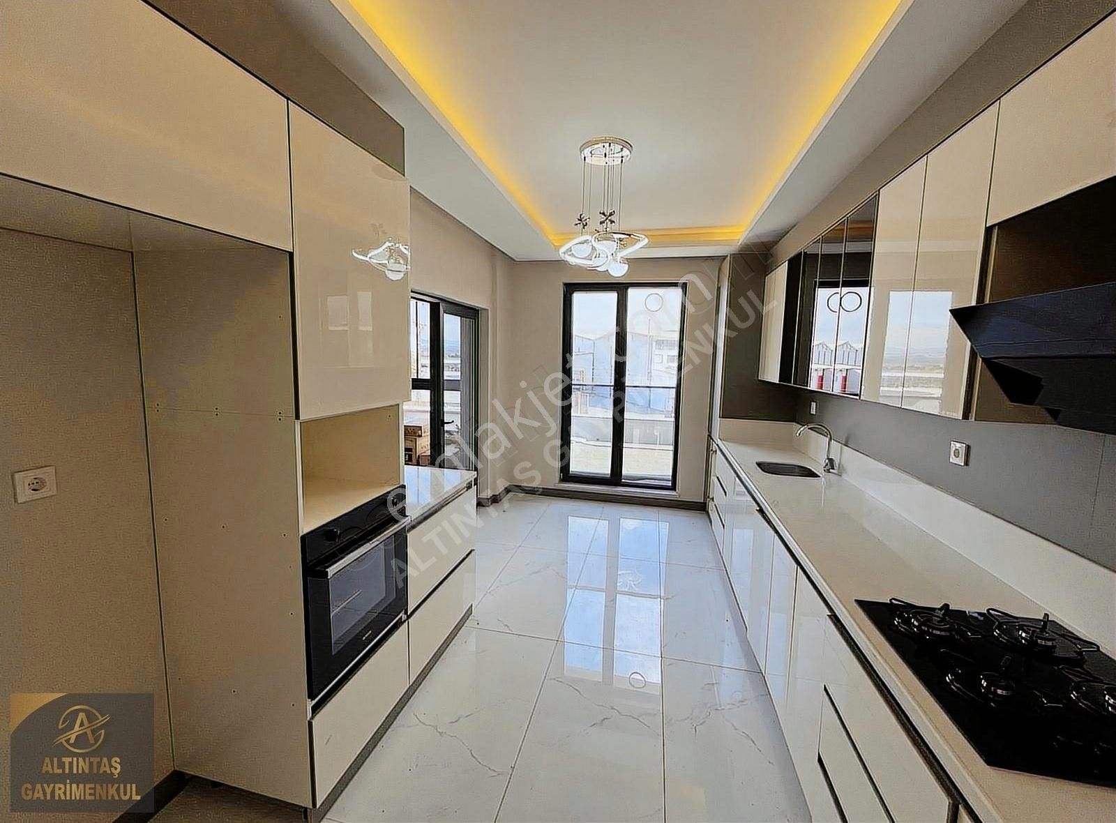 29 Ekim Mh Bulvar Cepheli Yerden Isıtmalı Sitede Sıfır 3+1 Satılık