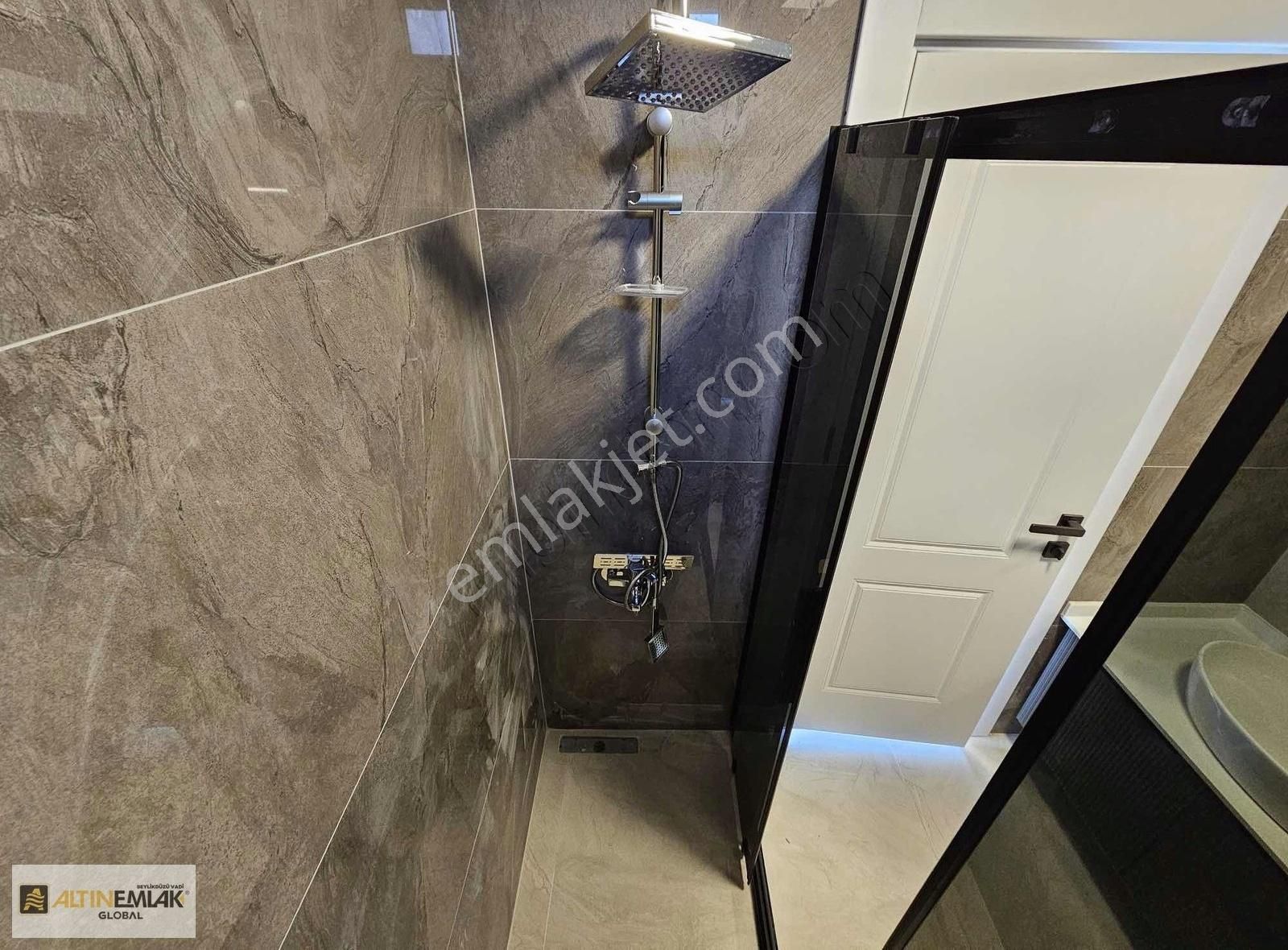 Deniz Manzaralı Şehrin İçinde Fırsat Villa - Görsel 16