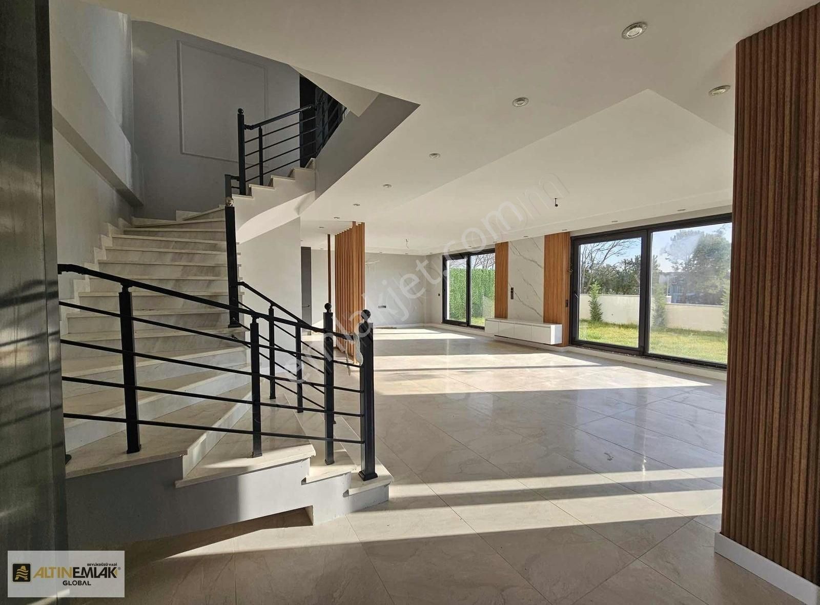 Deniz Manzaralı Şehrin İçinde Fırsat Villa - Görsel 27