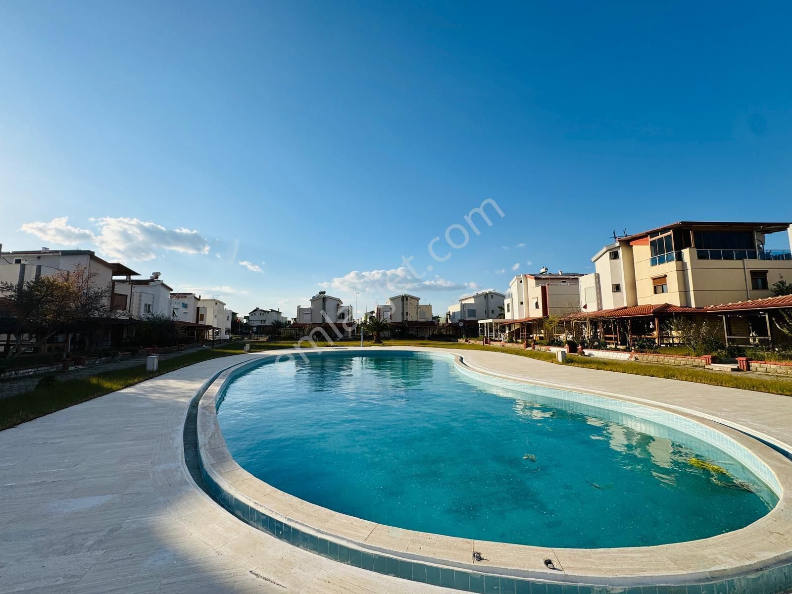Kuşadası Güzelçamlıda Satılık Havuzlu Sitede 4+1 Villa