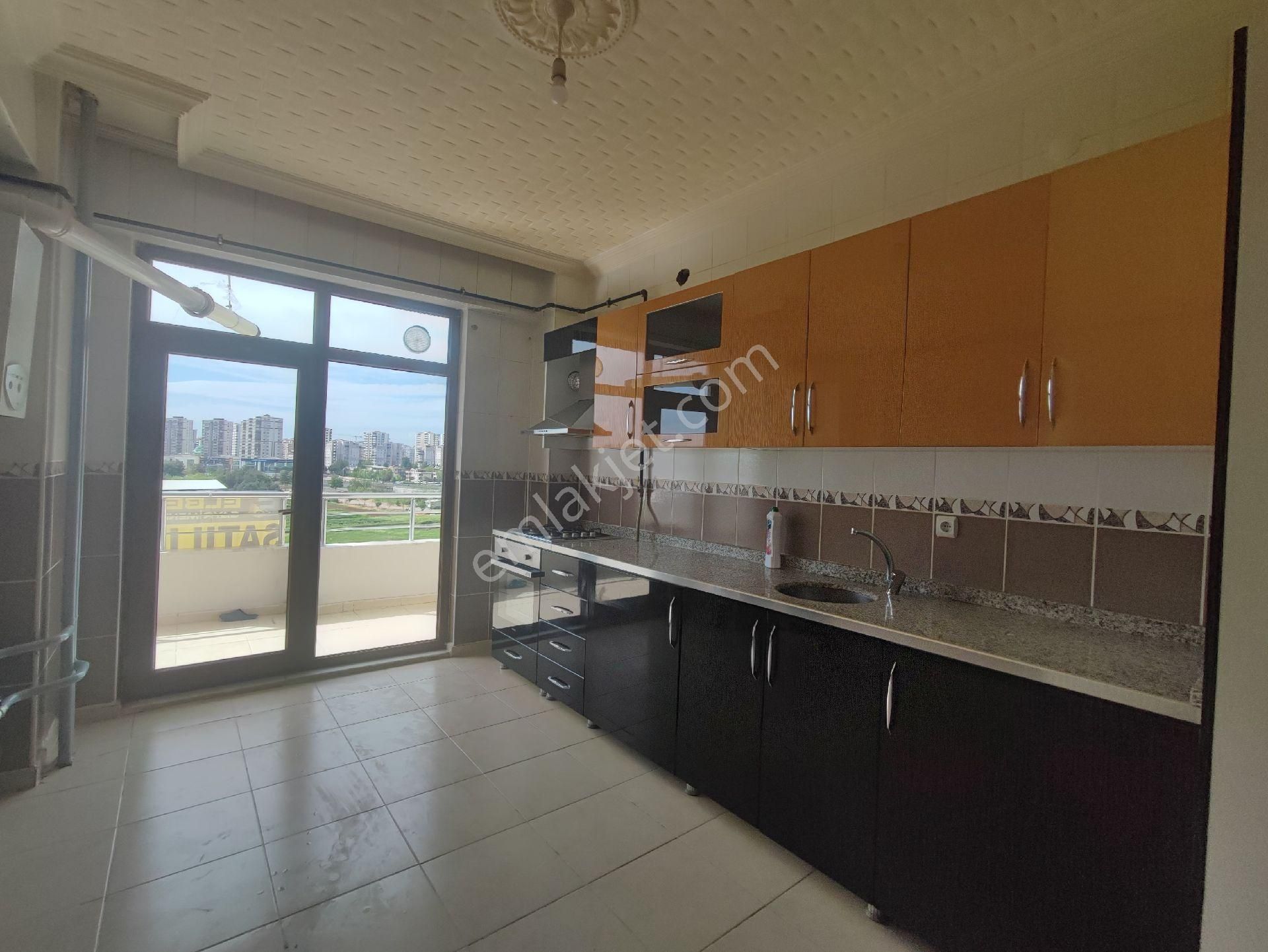 Doğum Hastanesi Arkasında Avea Caddesi'nde Satılık 4+1 Daire