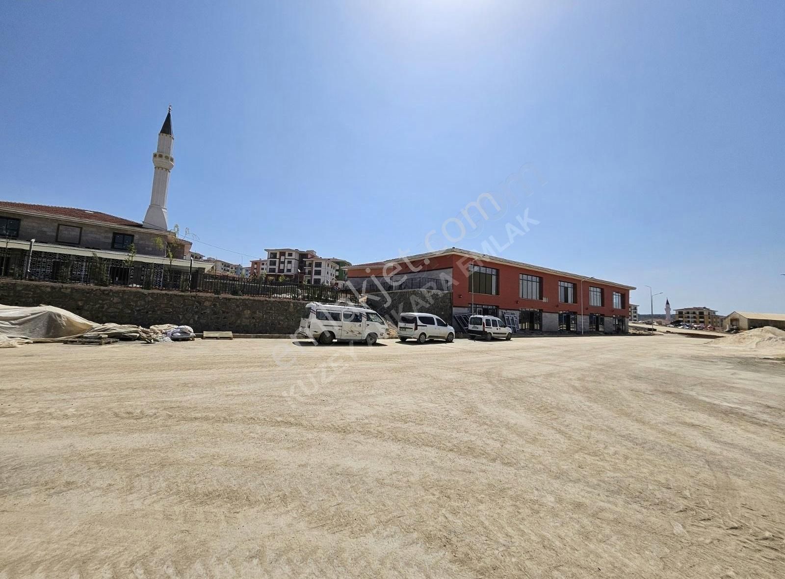 Avm Ticaret Merkezi Okul Karsısı Cadde Üzeri Köşe Dükkan 84m2