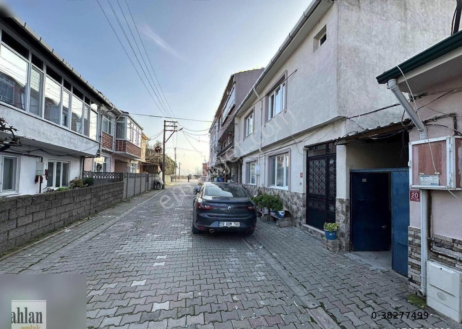 Şahlan Emlaktan Karşıyaka Mahallesinde Satılık Bahçeli Ev