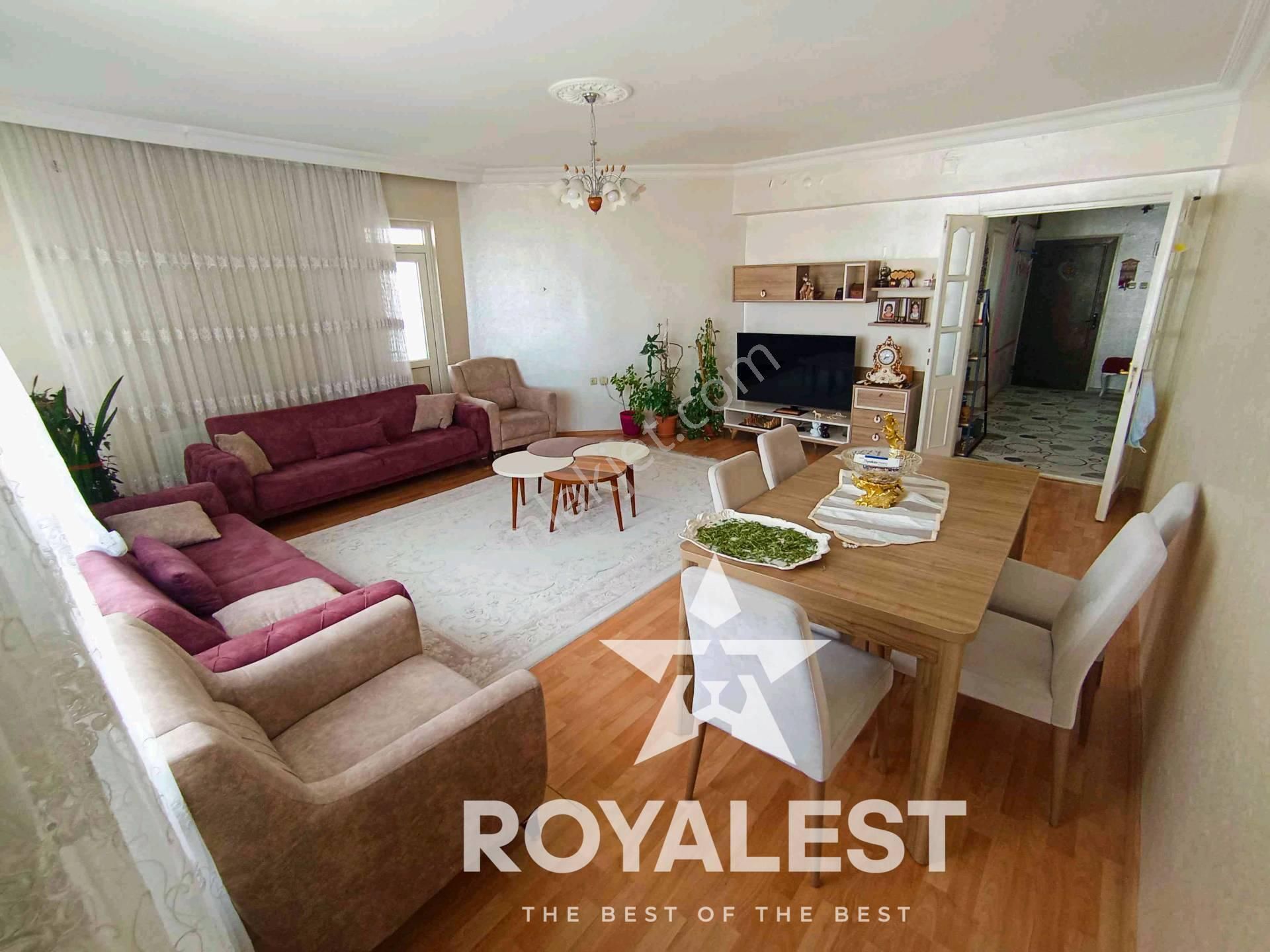 Royalest Ten Karataş'ta Cadde Üstü Siteiçi 3+1 Daire