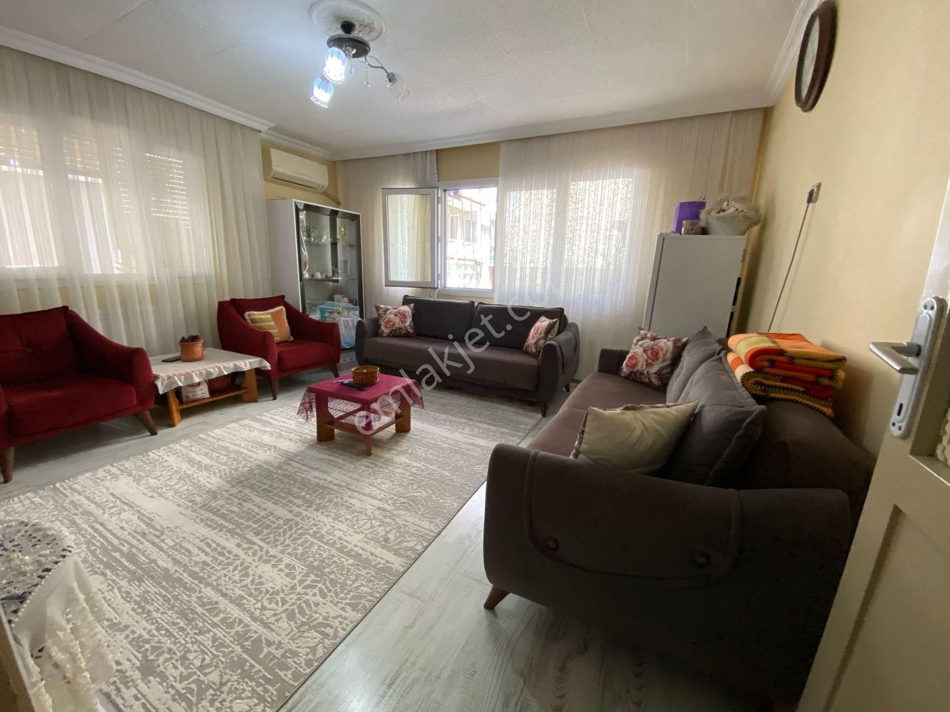 Acill Konak Zeytinlik Mah.de Kemer İzban İstasyonu Yakını 2+1 85m2 Dgazlı Bakımlı Satılık Daire