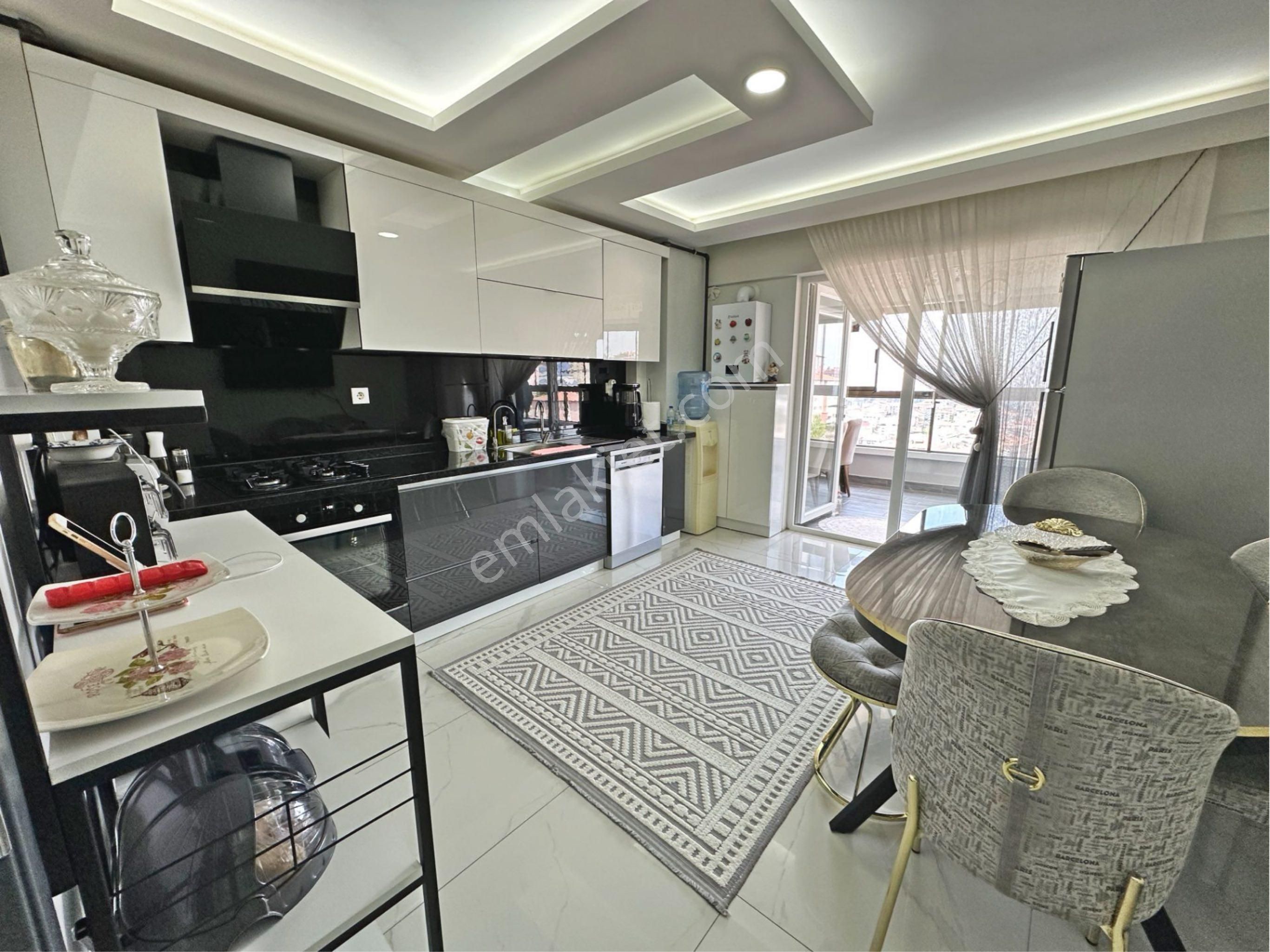 Hürel Mahallesinde Site İçinde Manzaralı Ebeveyn Banyolu 3+1 Satılık Daire