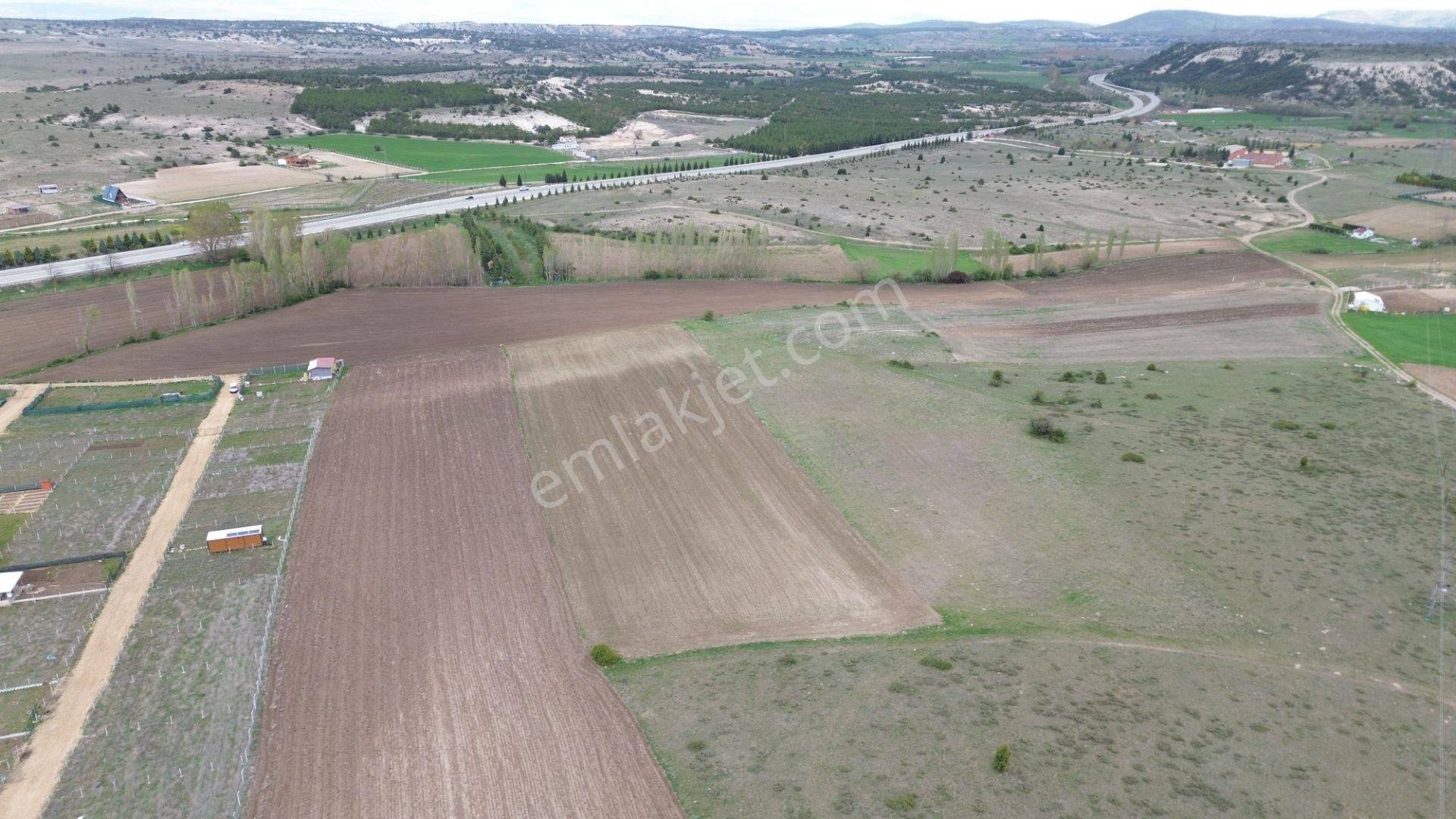 Nova'dan Takmak'ta Yola Cepheli 10 Dönüm Satılık Tarla