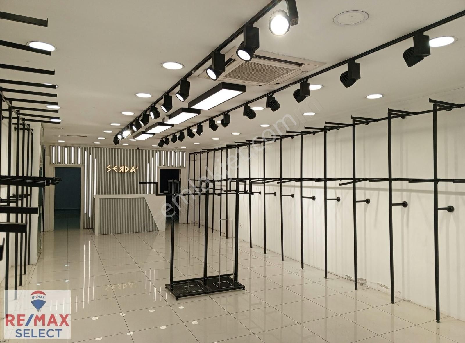 B.paşa Numunebağ Cad. Tekstilin Merkezinde 120 M2 Kiralık Mağaza