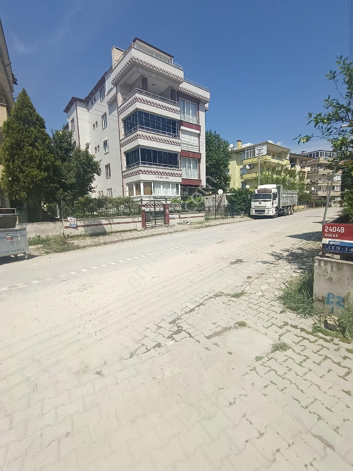 Akcay Merkezde Kat Dubleksi.3+1 Ve 2+1.iki Daireden Mütesekkildir