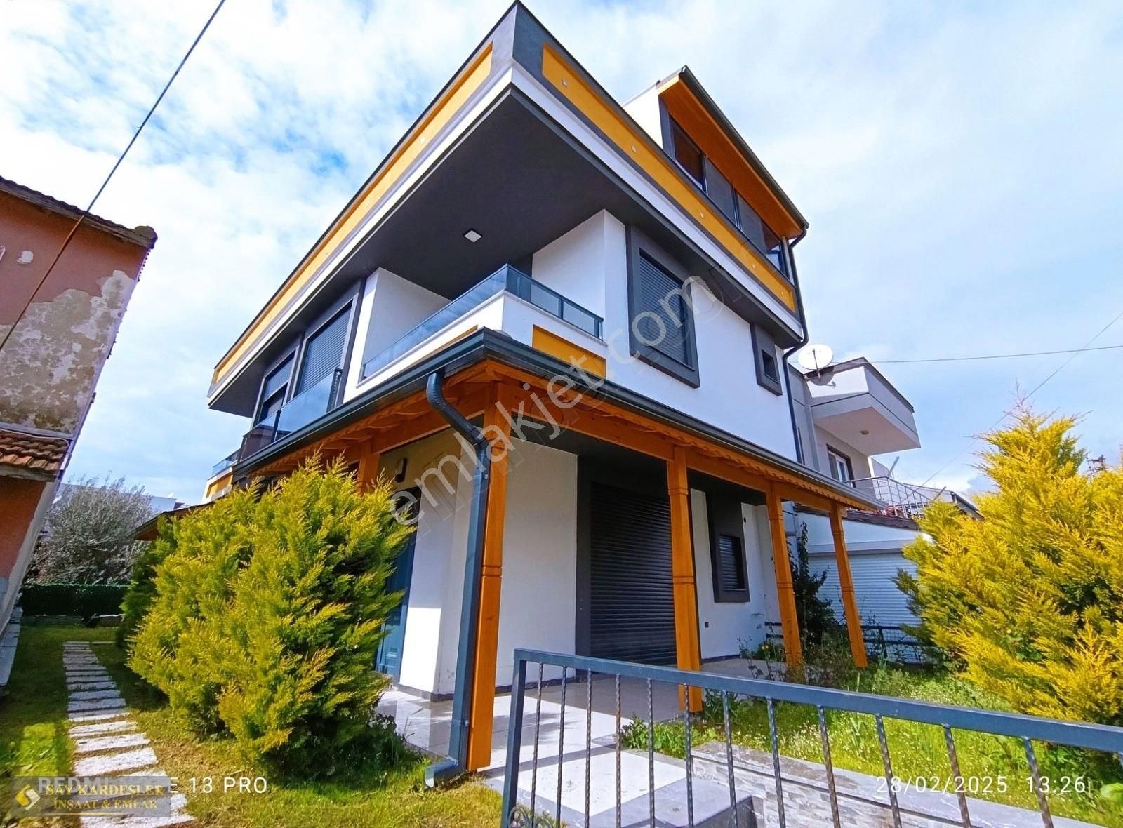 İzmir Seferihisar Doğanbey De Denize 300 Metre Satılık 3+1 Villa