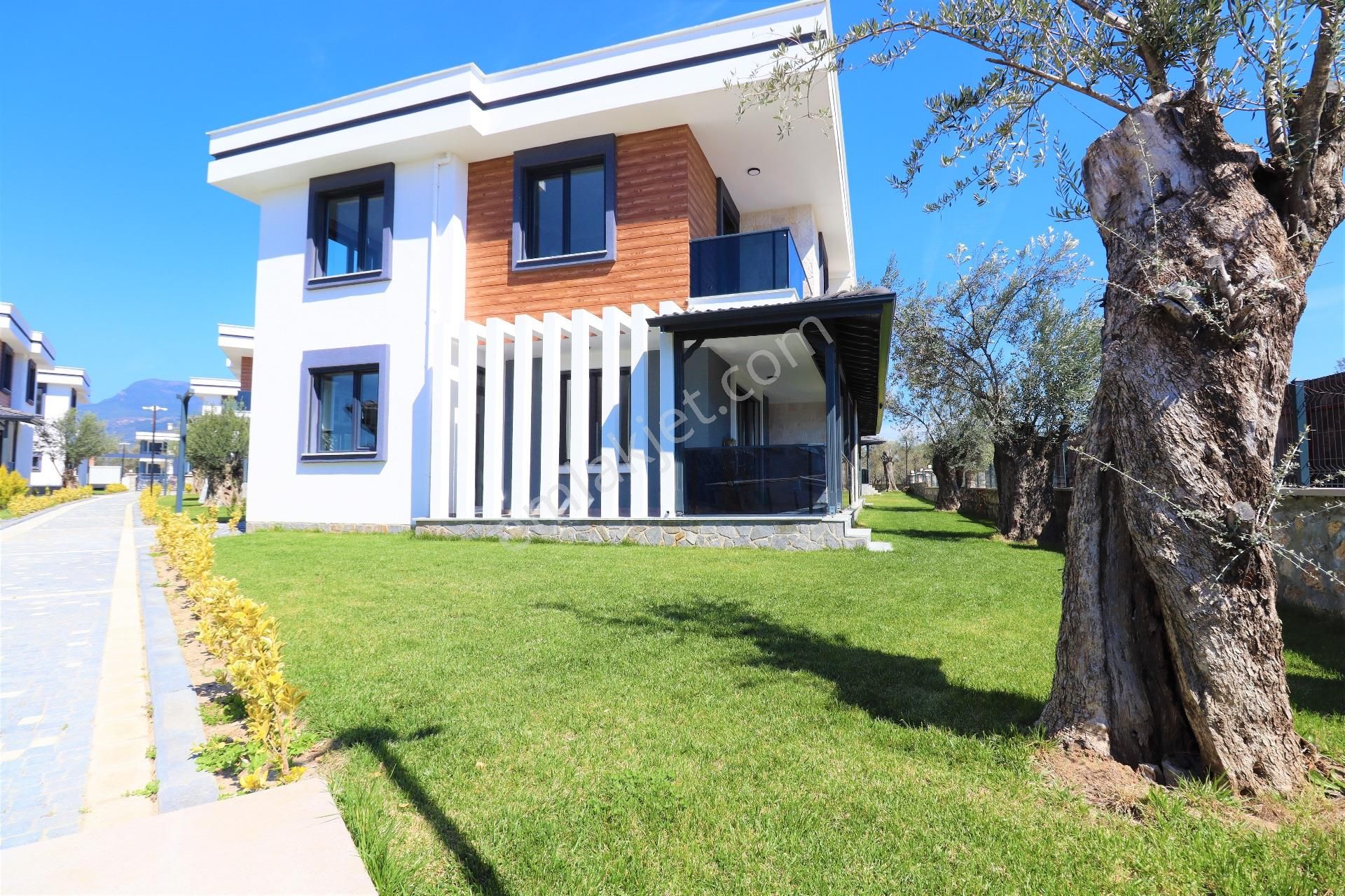 Edremit Güre'de Satılık Havuzlu Sitede 3+1 Sıfır Villa - Görsel 2