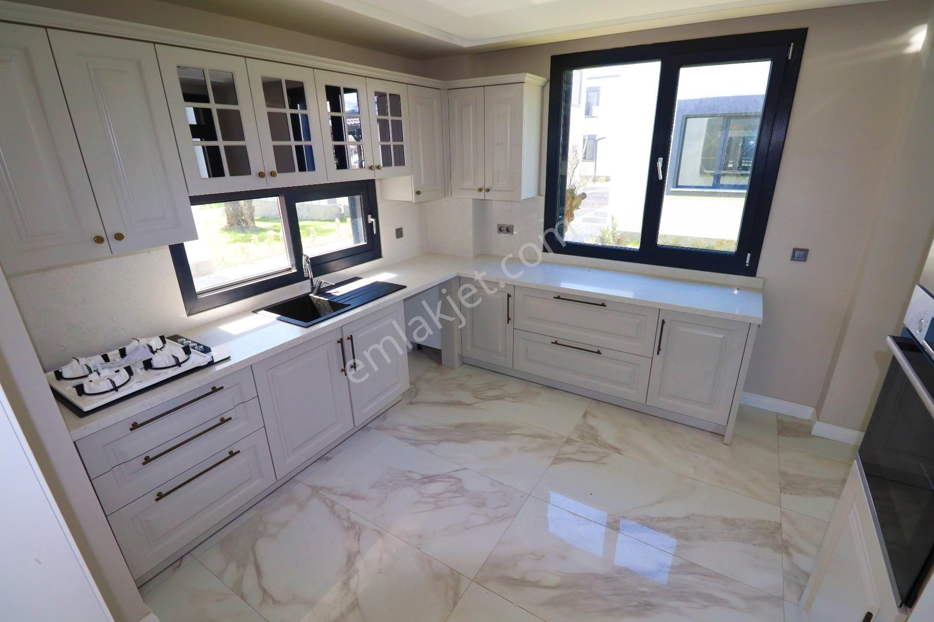 Edremit Güre'de Satılık Havuzlu Sitede 3+1 Sıfır Villa - Görsel 19