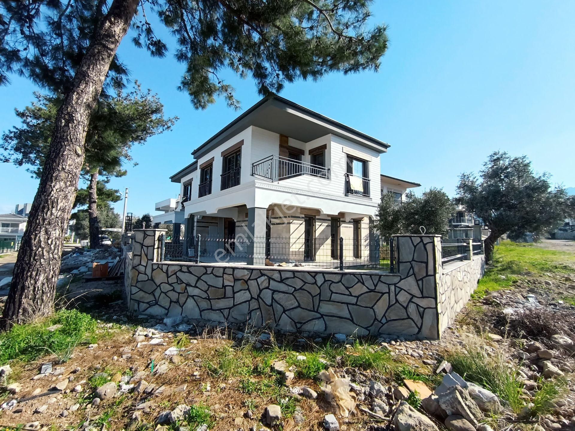 **rs Netten**den Kuşadası Davutlar'da Panoromik Deniz Manzaralı 3+1 Villa